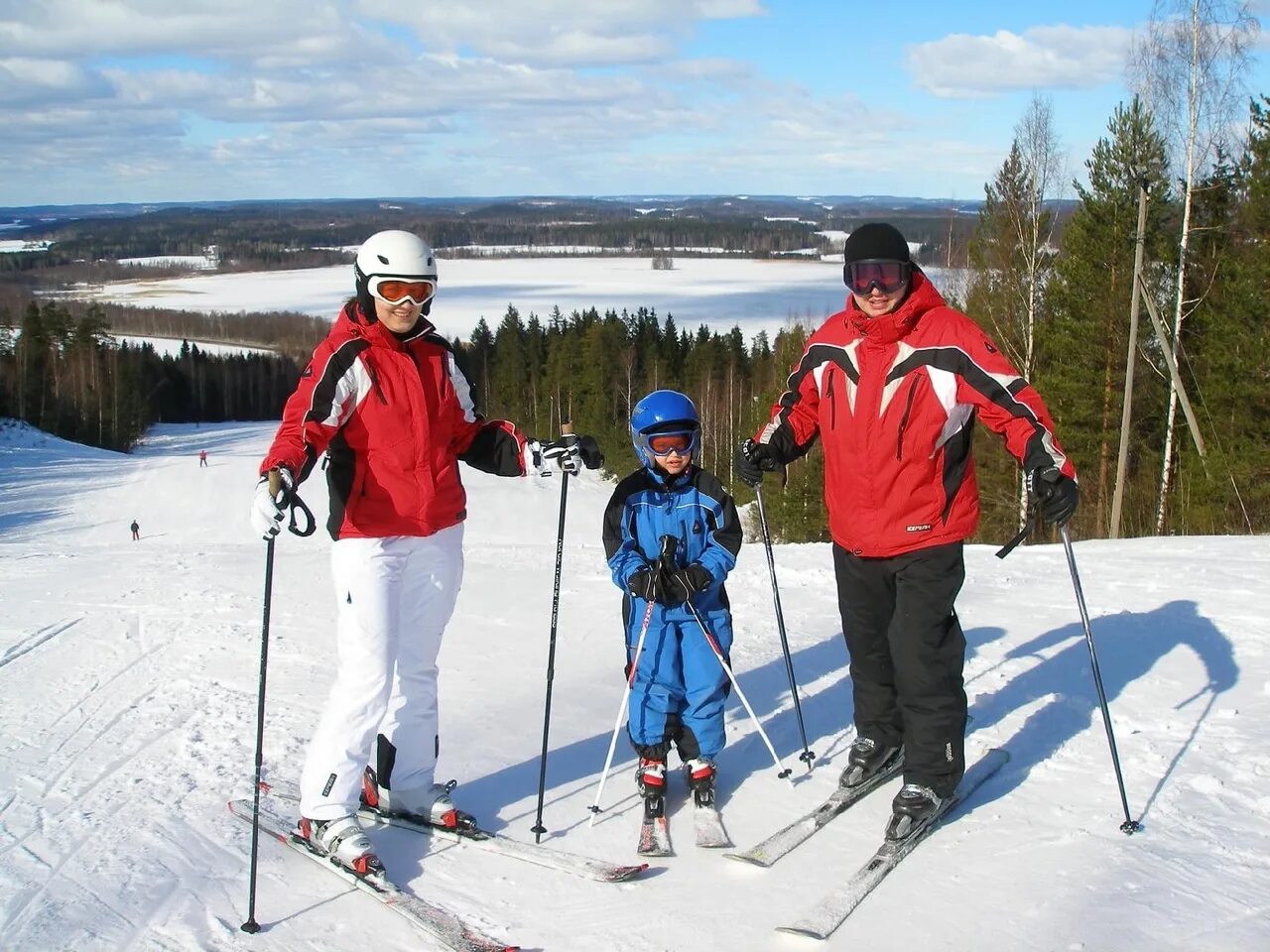 Лыжная прогулка. На лыжах всей семьей. Прогулка на лыжах. Лыжный спорт семья. Семья лыжников