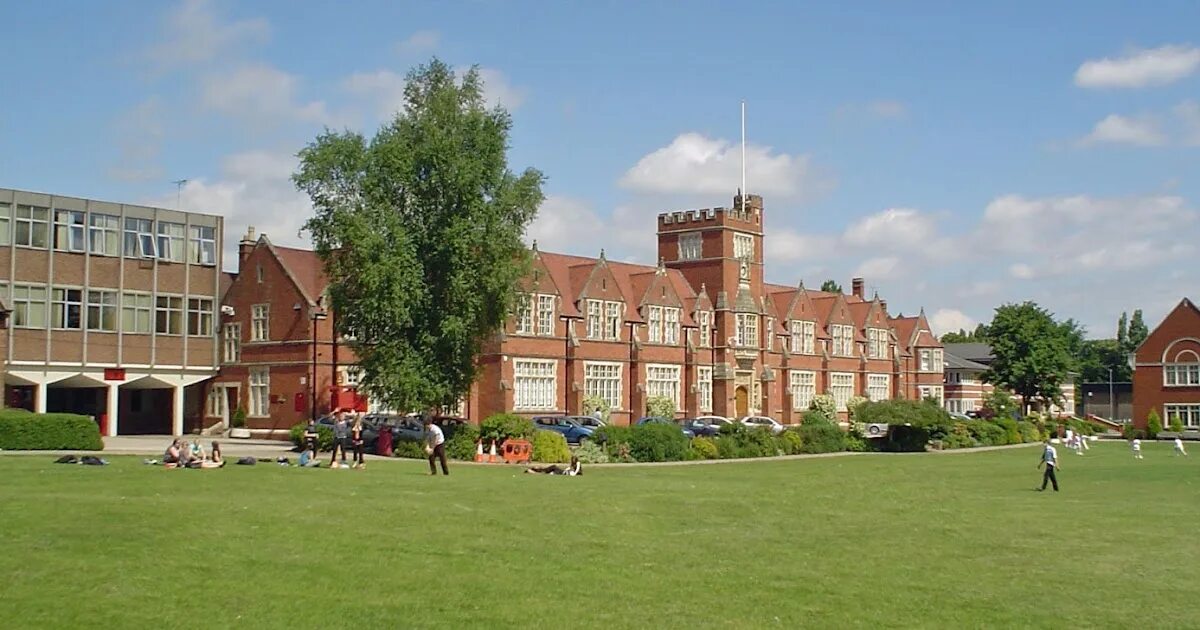 State school in britain. Англия Ковентри школа. Школа Роудин Англия. Здание школы в Англии. Британская школа здание.