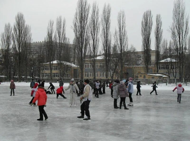 Зима в школе на стадионе. Киев 182 школа. Бесплатный каток. Чернигов гора каток. Где бесплатный каток