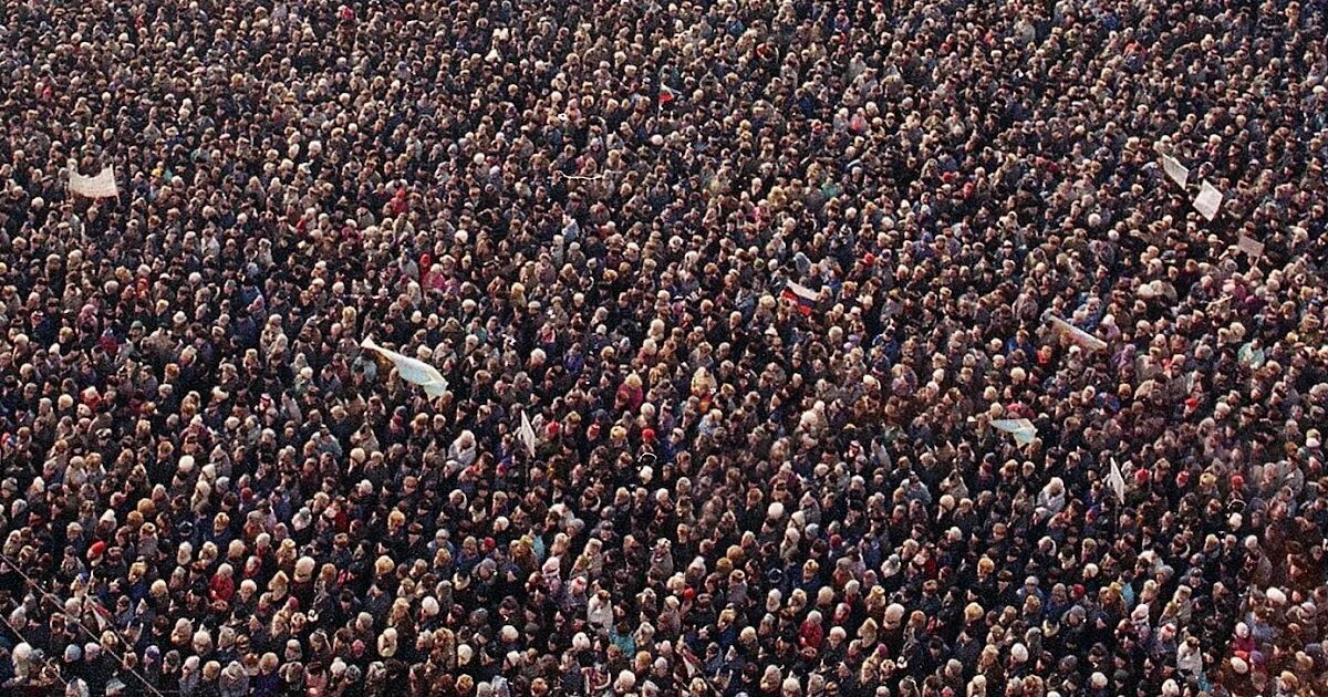 Громадная толпа. Человек толпы. Много народу. Толпа 1000 человек. Много людей.
