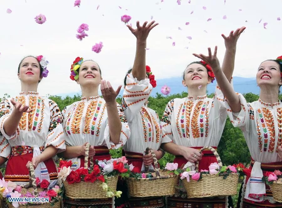 Какой праздник в болгарии. Казанлык Болгария. Фестиваль роз в Болгарии. Праздник Предой в Болгарии. Фестиваль роз.