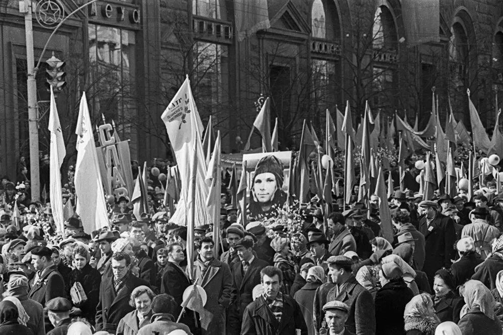 14 апреля 1961 года. Гагарин 14 апреля 1961. Ликование на красной площади в честь полёта Гагарина 1961. Встреча Гагарина в Москве 14 апреля 1961 г. Гагарин на красной площади 1961.