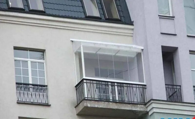 Закрыть балкон от дождя. Застеклить балкон поликарбонатом. Французский балкон в крыше. Французский балкон в многоэтажном доме. Французский балкон в новостройке.