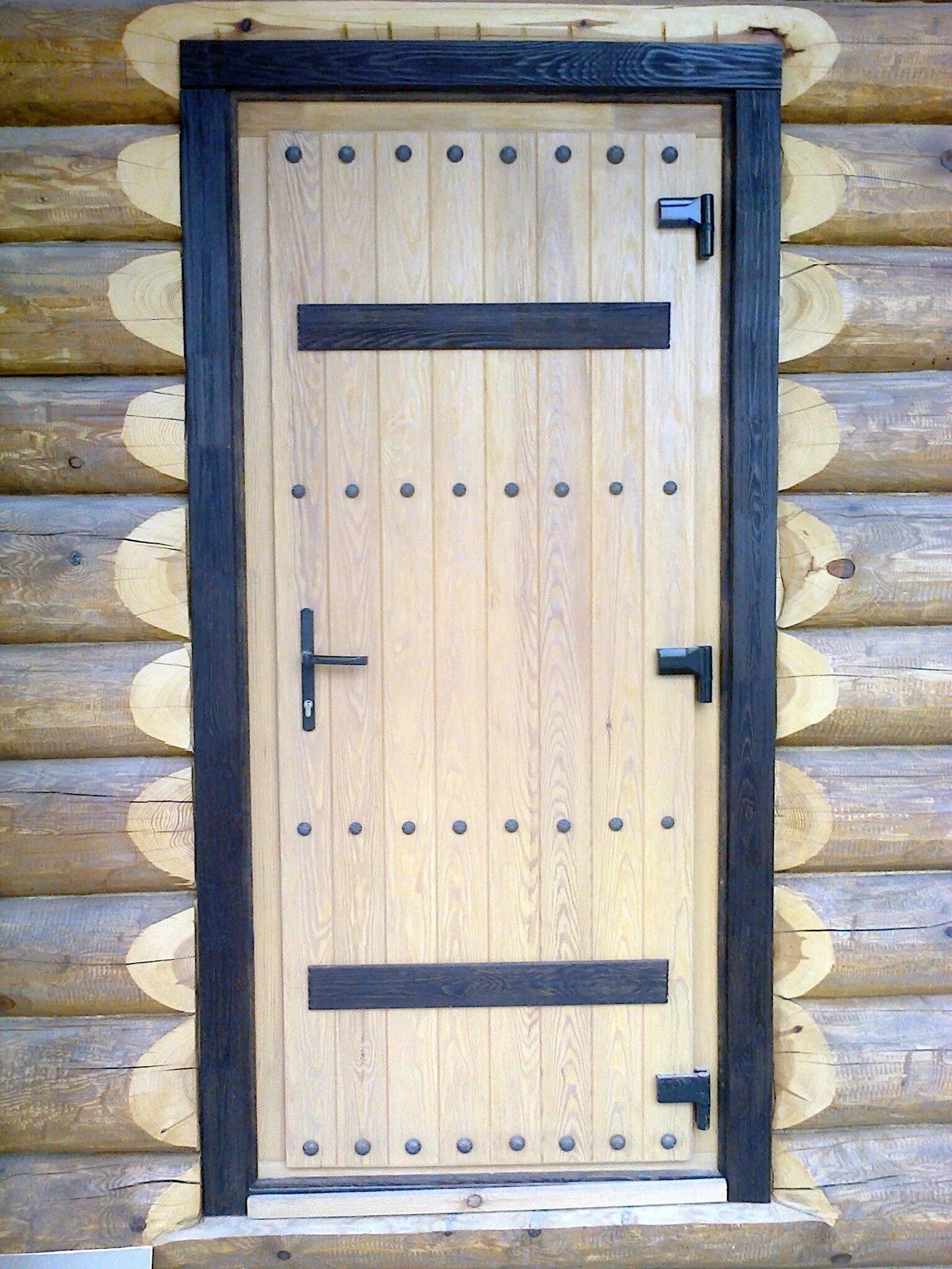 Двери в баню екатеринбург. Деревянная дверь. Дверь входная деревянная. Входная дверь в баню. Дверь в баню деревянная входная.