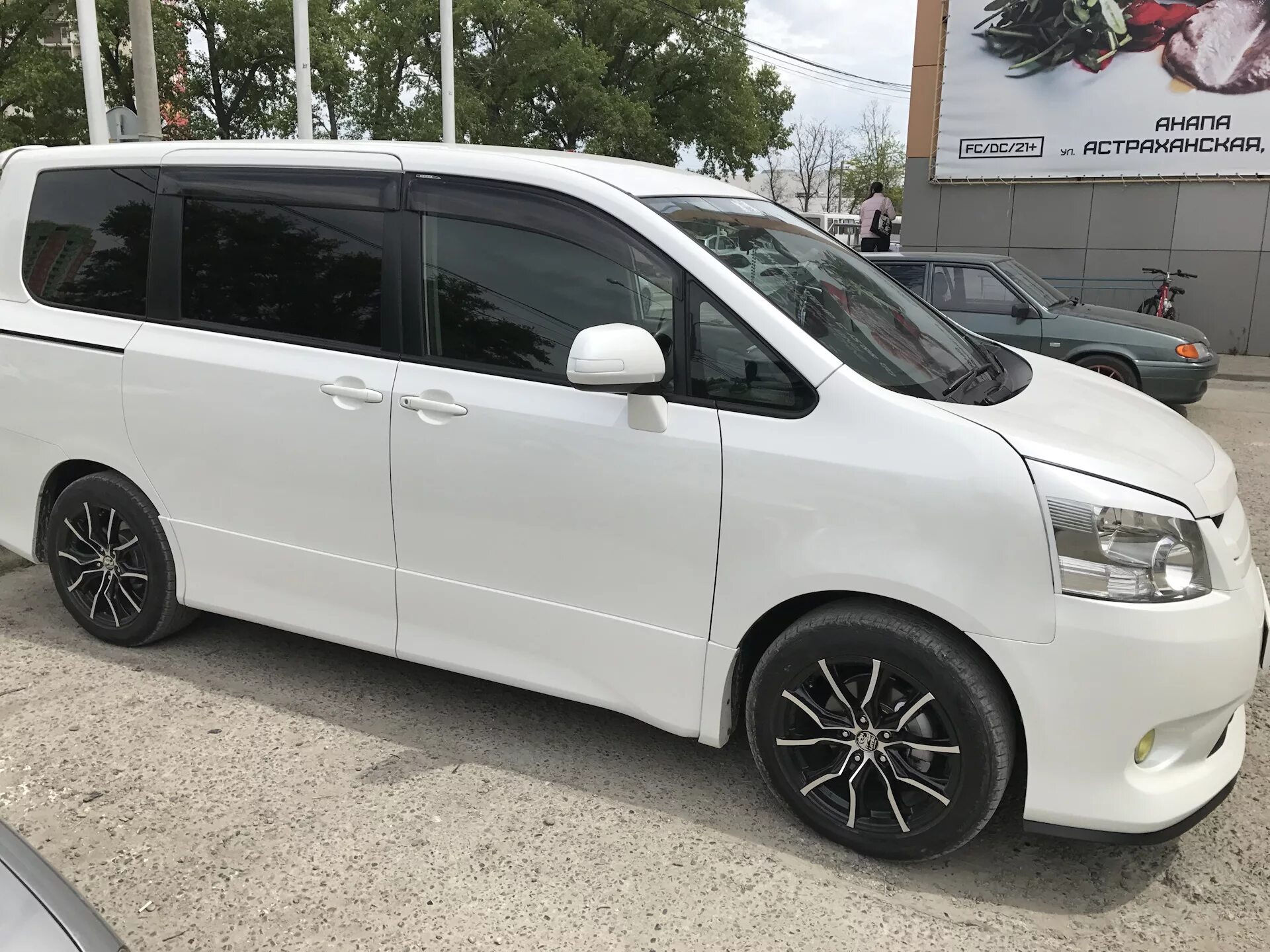 Диски toyota voxy r19. Литье тойота вокси 2003. Бампер toyota voxy 2018. Toyota noah диски r17. Тойота вокси колеса.