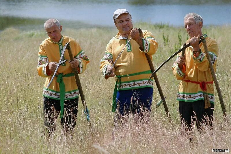 Три косаря. Сенокос. Косари. Косари на лугу. Сенокос косить траву.