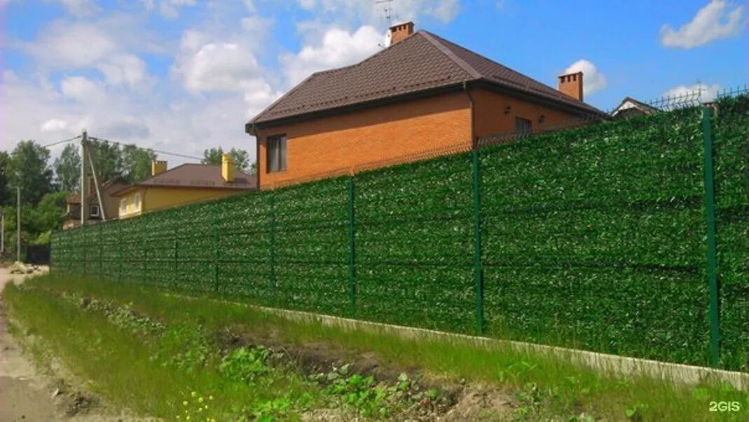 Зеленое ограждение забор. Искусственная изгородь для забора. Забор из искусственной зелени. Мягкий забор для дачи.