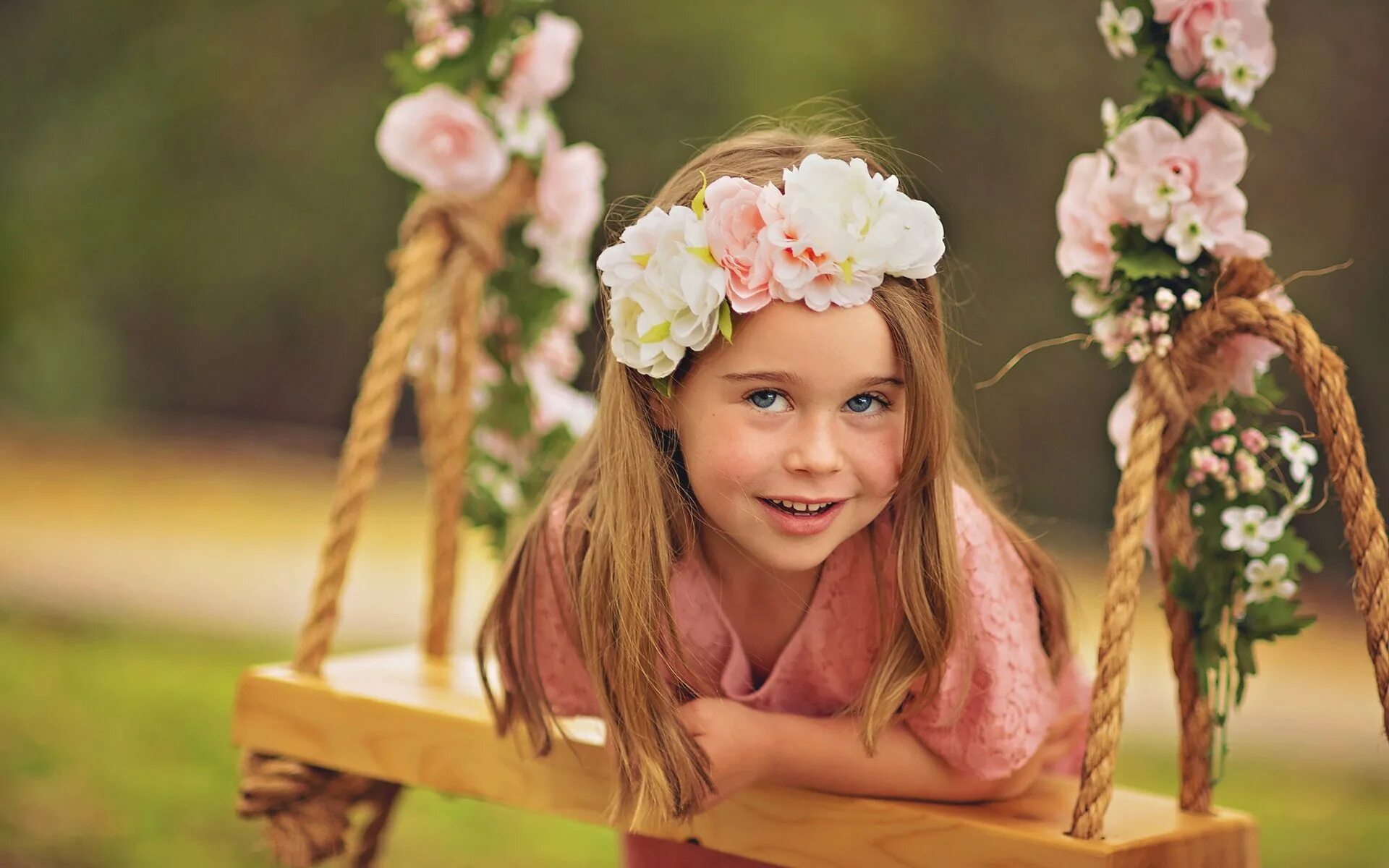 девочка летом. картинка девочка в саду. картинка девочка в саду. девочка с весенними цветами. девочка с цветами.