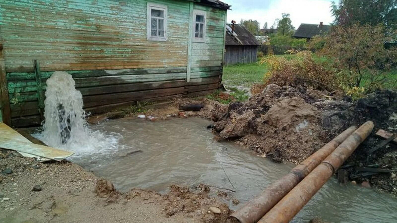 Насос ушла вода. Самоизлив в Белозерске. Адская скважина в Белозерске. Самоизливающаяся скважина в Белозерске. Скважина которая затопила деревню.