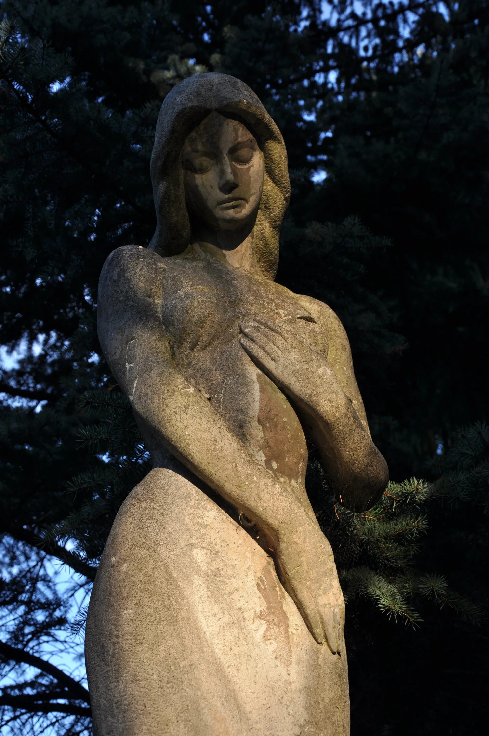 Stone woman. Скульптура женщины. Памятник женщине. Каменные скульптуры. Статуя девушки.