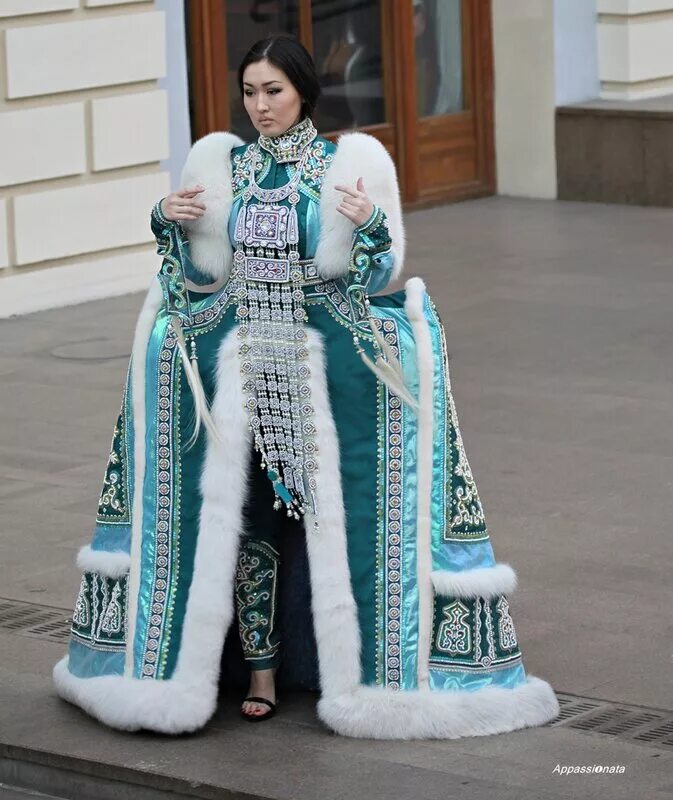 Якутский халадай. Наряды Августины Филипповой. Платья Августины Филипповой Якутия. Якутский национальный костюм якуты.