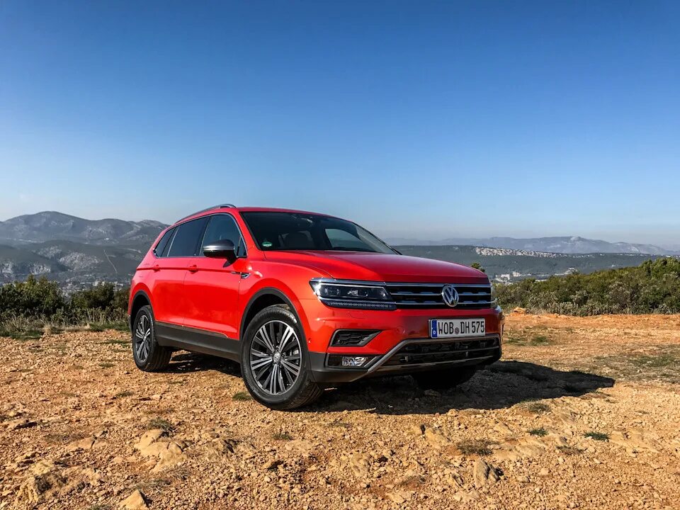 Тест драйвы фольксваген. Tiguan 2 Allspace. Тест драйв Тигуан. То 60 Тигуан 2. Volkswagen Tiguan 2 цвет мокрый асфальт.