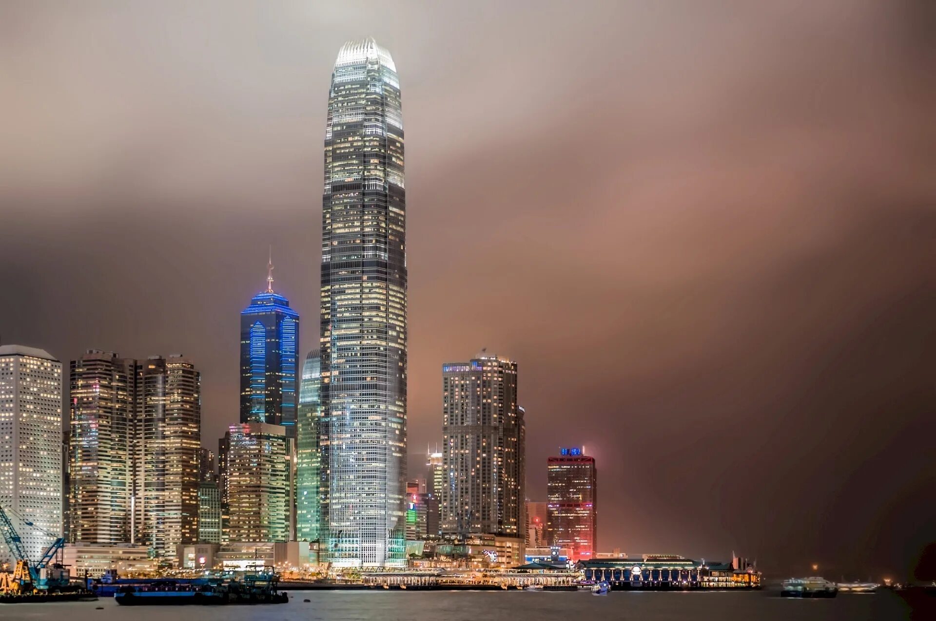 Небоскребы гонконга. Гонконг небоскребы. Гонконг высотки. Исполинские небоскребы Гонконга. Гонконг небоскрёб Китая.
