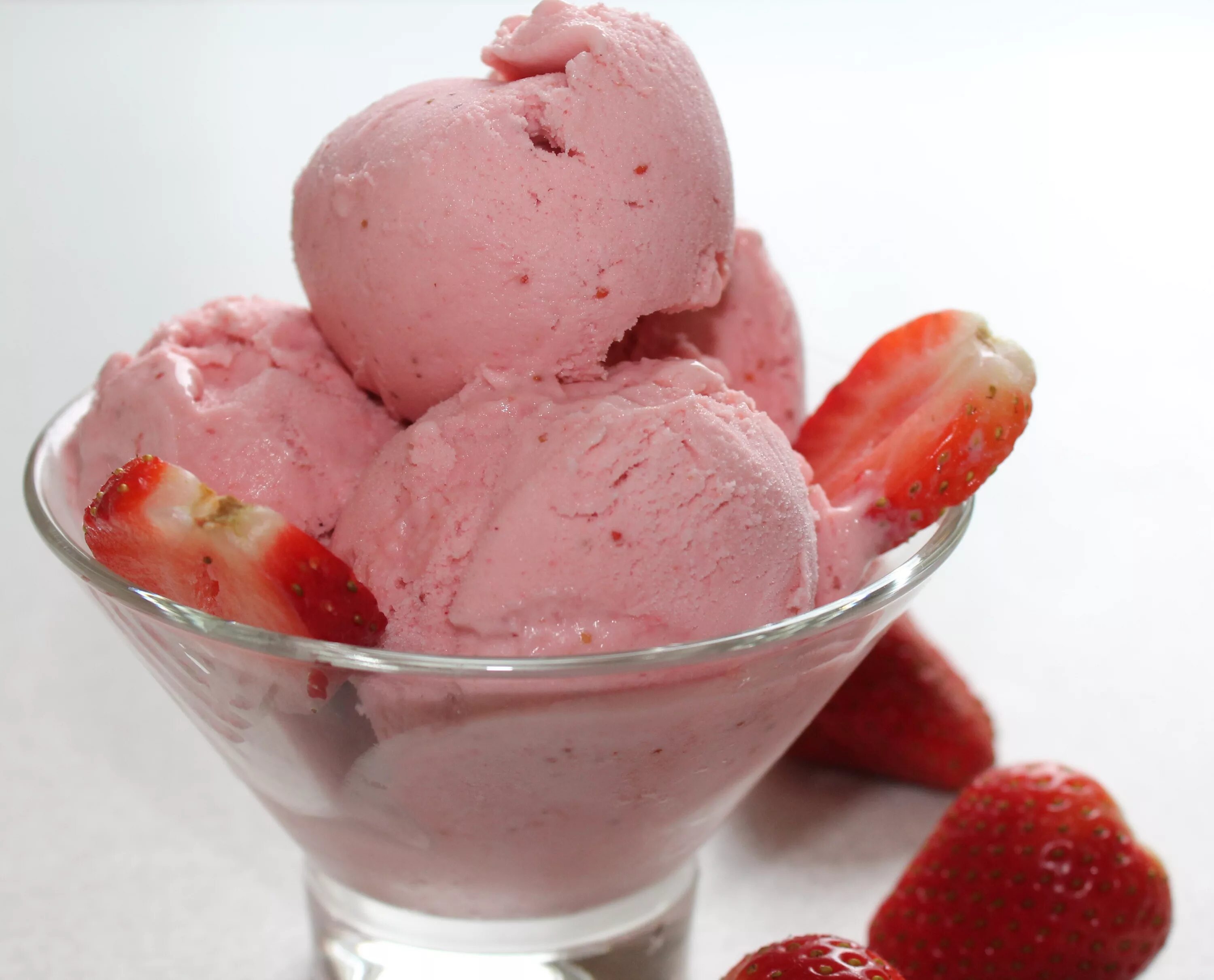 Клубника строуберри ice cream. Брокс фрукт. Мороженое клубничное в светофоре. Стравберри айс крим. Клубничное мороженое 2020.