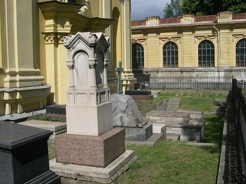 Некрополь в петропавловской крепости. Комендантское кладбище в петропавловской крепости кто похоронен. Комендантское кладбище есипов. Кладбище комендантов петропавловской крепости. Некрополь в петропавловской крепости.