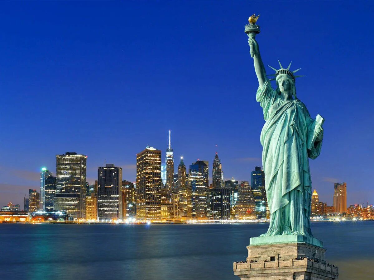 Чем известна страна сша. Статуя свободы Нью-Йорк. Манхэттен статуя свободы. Статуя свободы Нью-Йорк ночью. Нью-Йорк достопримечательности статуя свободы.