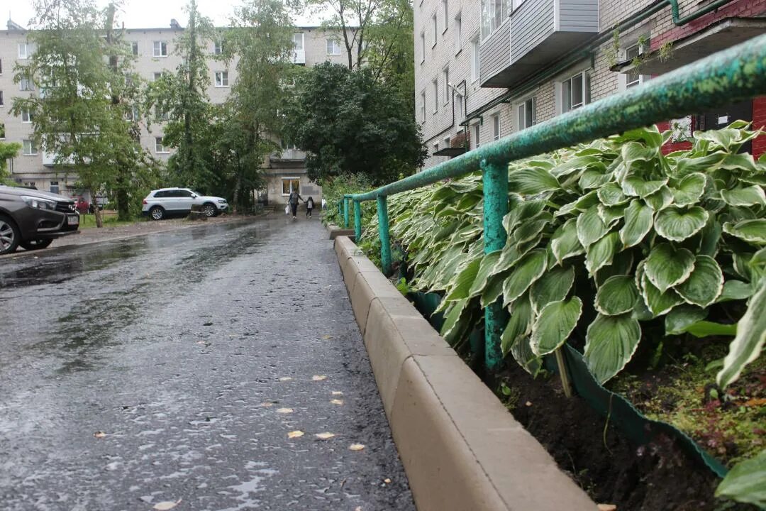 Городская среда великий новгород. Комфортная городская среда Великий Новгород. Комфортная городская среда город 53 Великий Новгород. Великий Новгород ул Зелинского 21 фото двора.