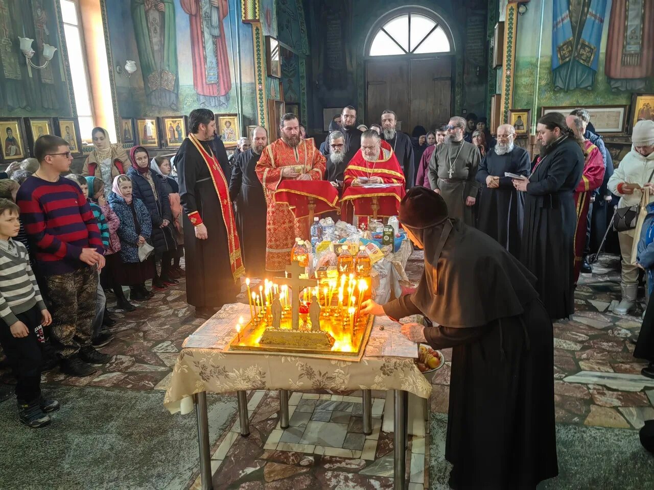 Радоница суть праздника. Пасхальное богослужение. Свято Никольский храм. Фото с праздником Радоница. Православная Пасха в Казанском храме.