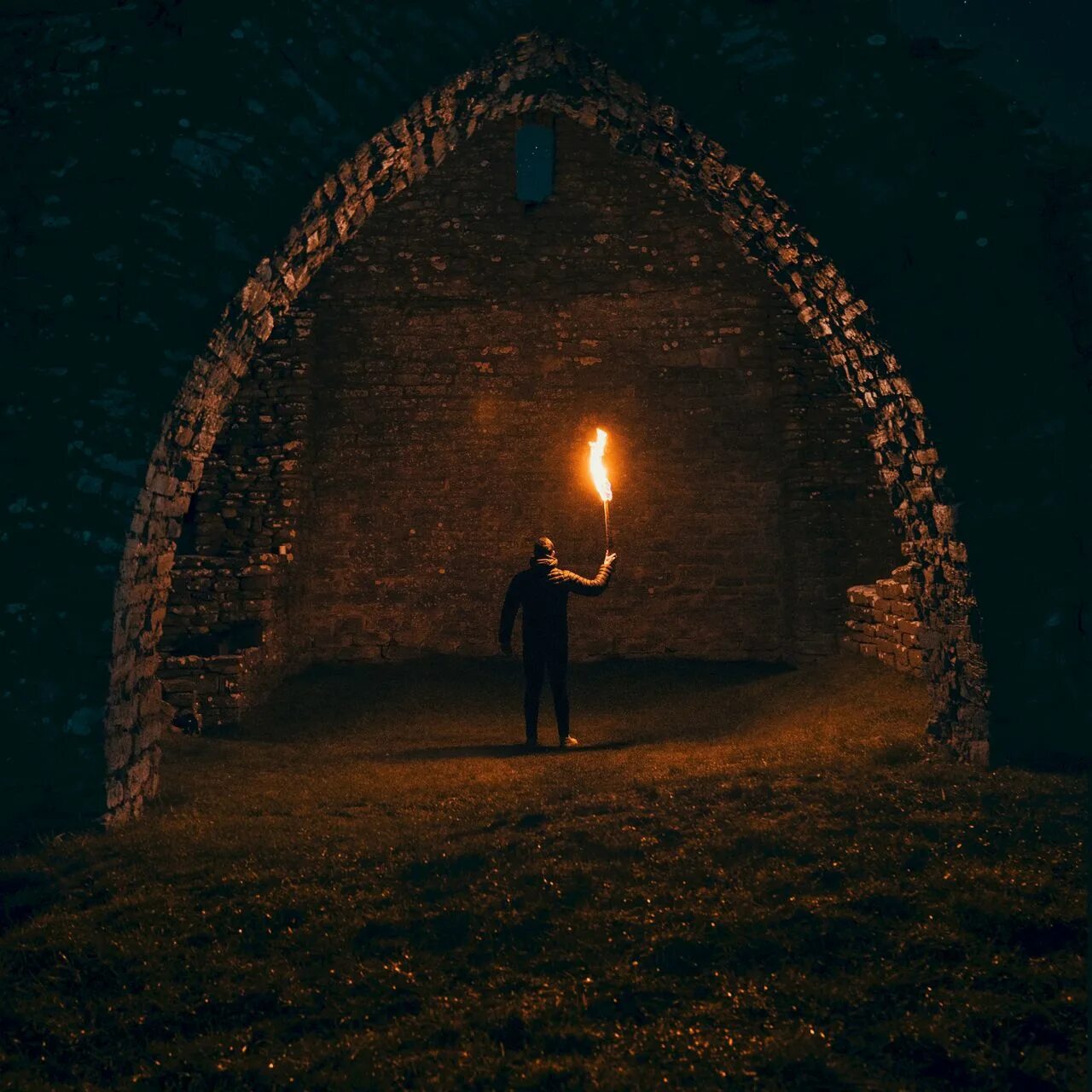 Оттуда в пляшущем свете факела поднимались пузырьки. Человек факел. Человек с факелом в руке. Человек с факелом в темноте. Человек с факелом в пещере.
