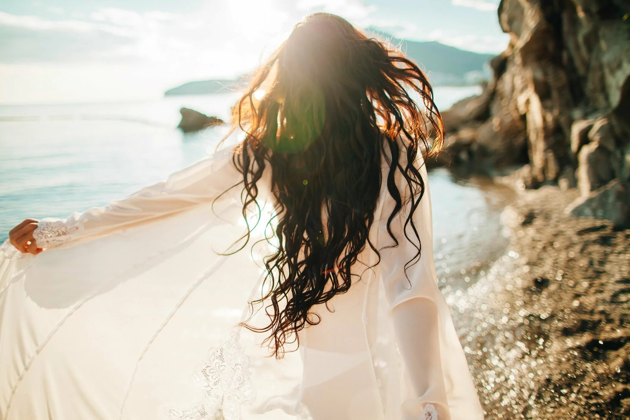 Девушка с длинными волосами на море. Девушка на берегу моря. Фотосессия на море. Развивающиеся волосы.