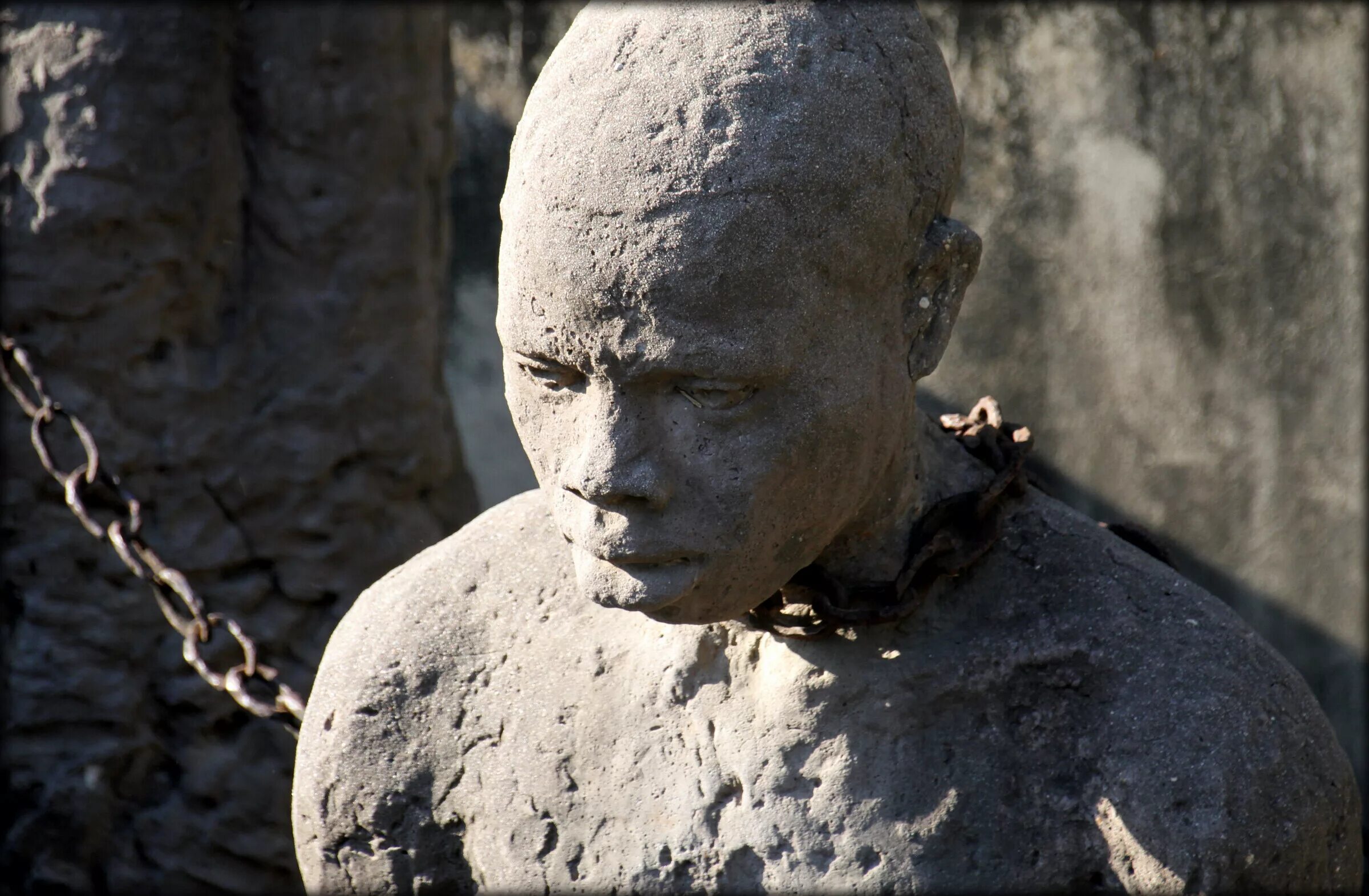 Г стоун. Занзибар стоун таун рынок рабов. stone town танзания. музей рабства занзибар. памятник рабству в занзибаре.