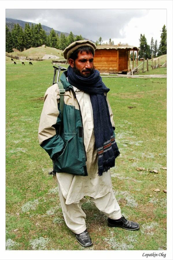 Одежда афганцев. Одежда Афганистан мужская. Одежда афганцев мужчин. Афганский костюм мужской.
