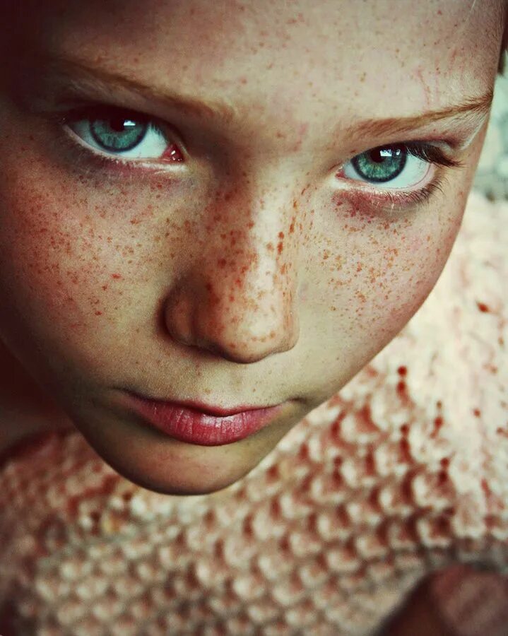 Freckles перевод. Nirrimi Hakanson. Nirrimi Joy Hakanson. Девочка с веснушками. Конопатая девушка.