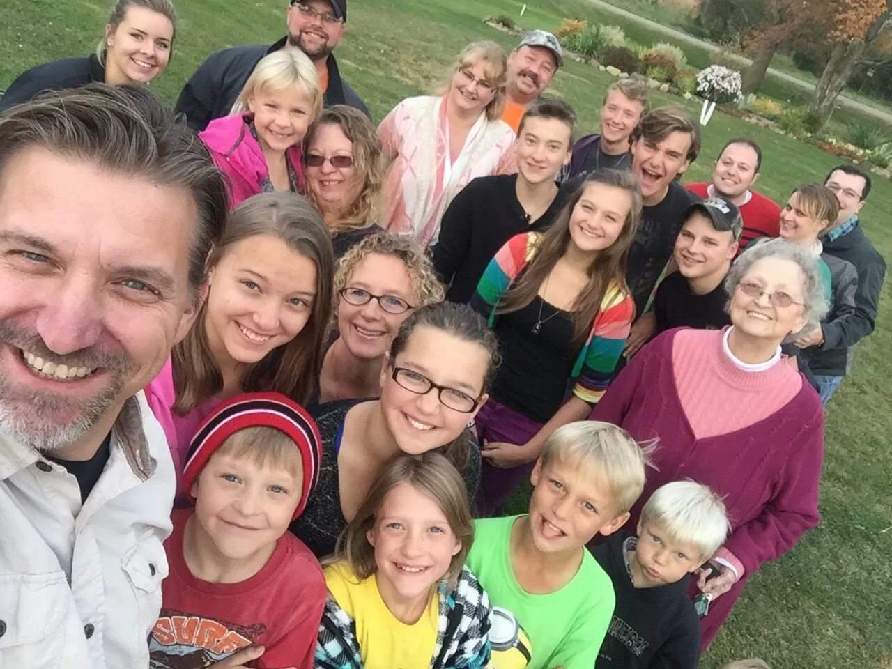 Подпись для семейной фотосессии. Счастливая семья на природе. Селфи большой семьей. Фото бесаевых мама братьев. Как подписать фото с семьей.