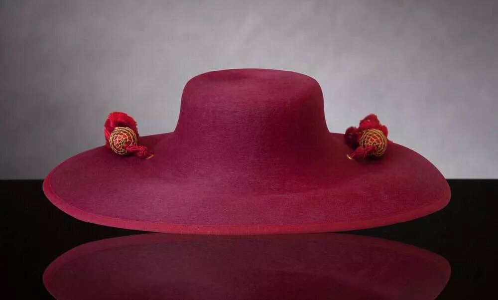 Галеро шляпа. Галеро шляпа епископа. Шляпа кардинала. Шляпка в виде блюдца. Каска в форме шляпы
