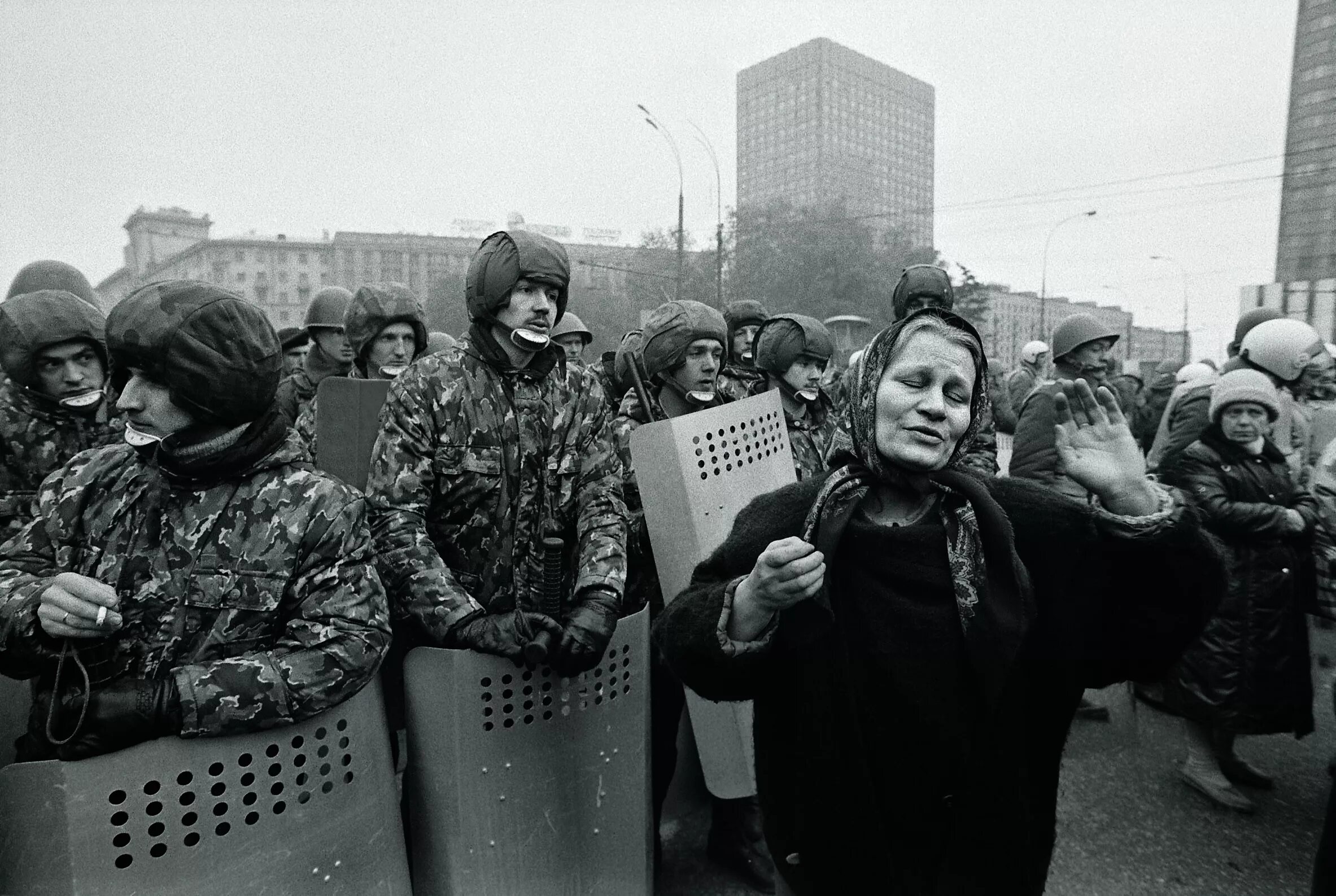 1993 век. Путч 1993 Ельцин. Штурм белого дома 1993. Пуч СССР 1993. Октябрь 1993 Смоленская площадь.