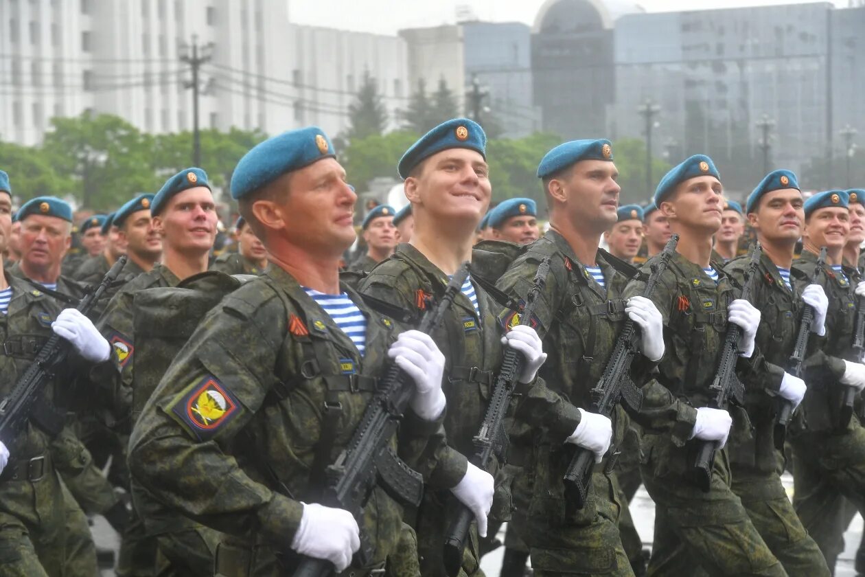 Парад в хабаровске. Парад Хабаровск. Парад Победы в Хабаровске 2018. Парад Победы Хабаровск 2013. Парад 9 мая Хабаровск.