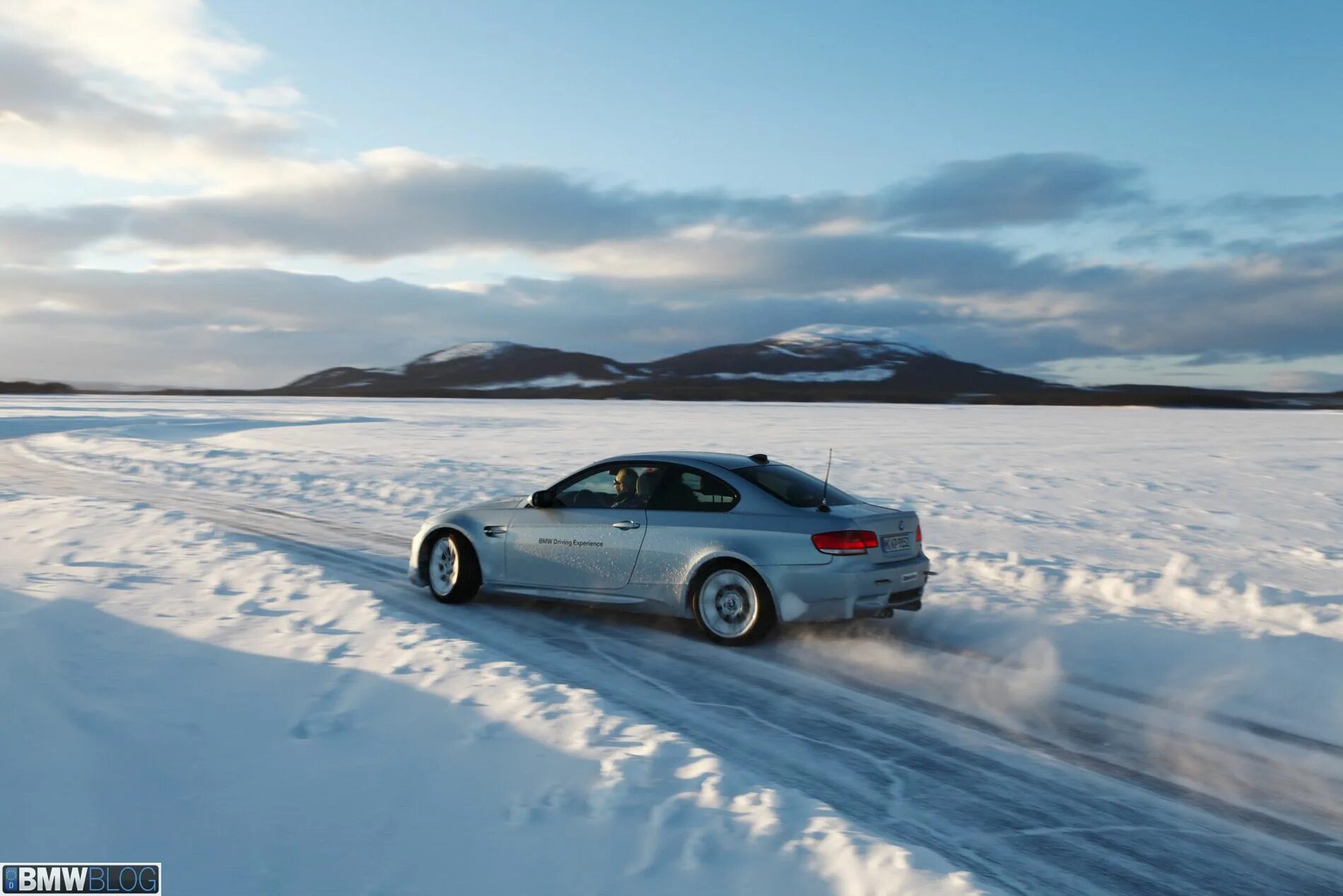 Drifting snow. BMW e92 зима. BMW e92 335 на снегу. Машина в снегу. Машина дрифт в снегу.