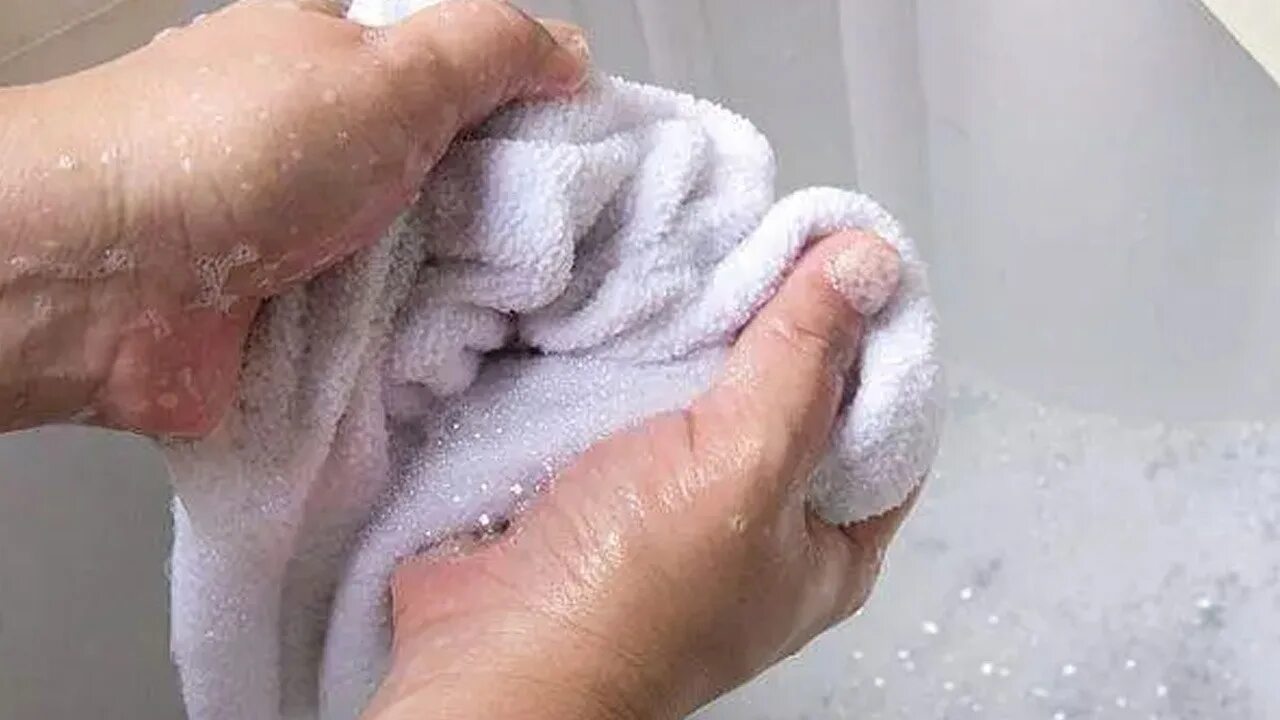 Стирка махровых полотенец в стиральной машине. Мокрое полотенце. Махровое полотенце мокрый. Полотенце для рук. Стирка руками.