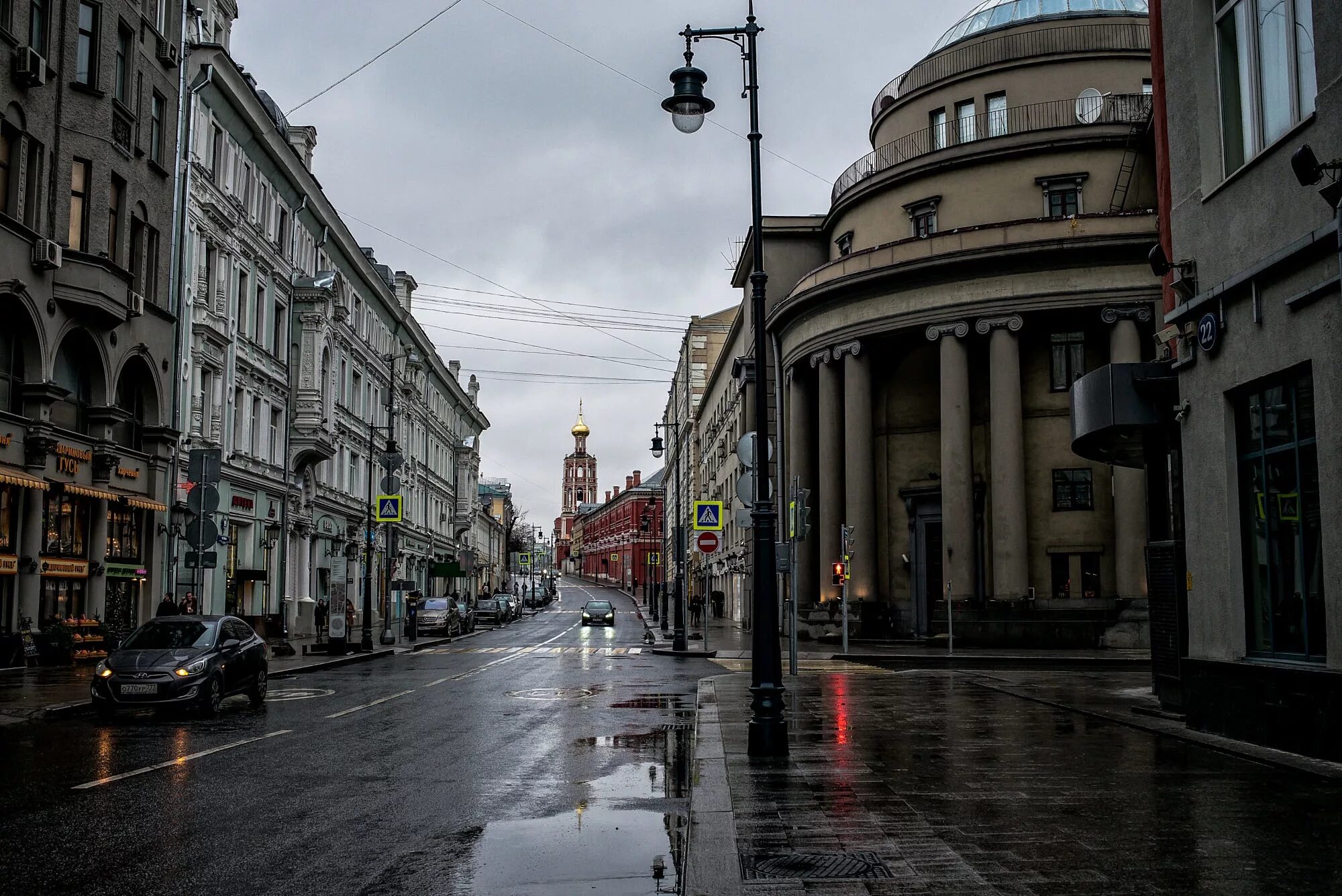 Стильные улицы москвы. Улица Петровка Москва. Тверская улица Санкт-Петербург. Улица города. Красивые улицы Москвы.