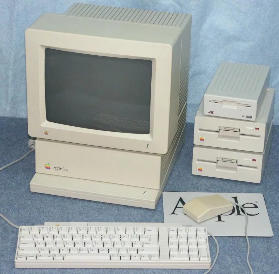 Apple 2 компьютер. Первые комплектные компьютеры Apple 2 Apple 3. Эппл компьютер 2 1986. Apple-II 1988.