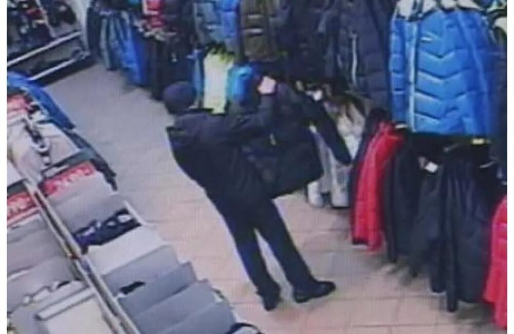украл куртку в магазине. кражи в торговых центрах. парень украл вещь. похитил одежду. парень украл вещь.