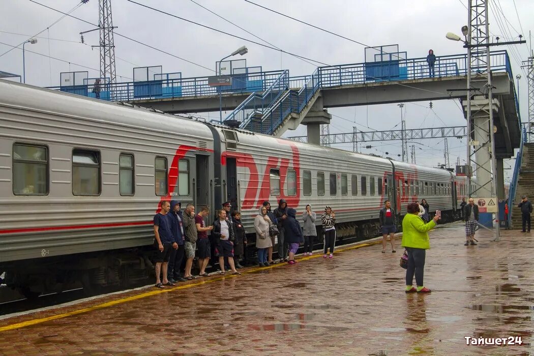 Тайшет вокзал. Поезд Тайшет. Электричка Тайшет. Станция Тайшет Иркутская область.