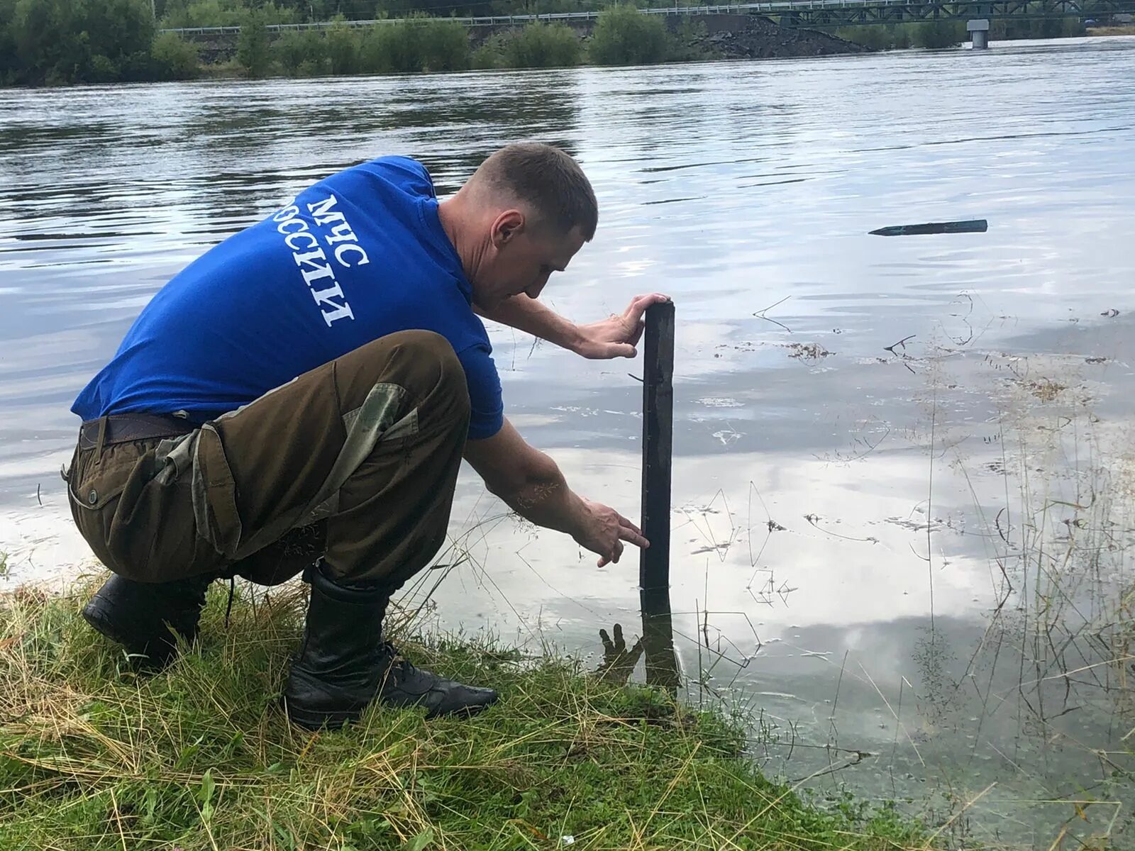 Уровень реки иркут сегодня. Подъем рек. Иркут река в городе иркутске. Наводнение в городе иркутске на реке иркут. Река ушаковка иркутск.
