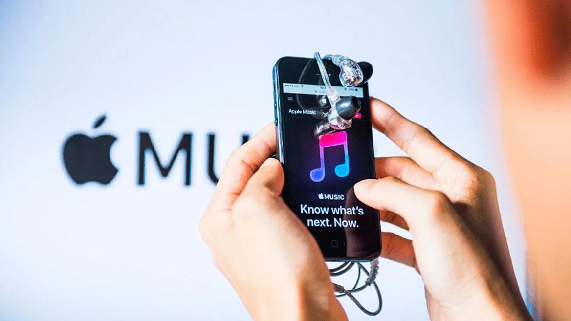 Apple music устройство. Эппл мьюзик. apple музыка. apple трек. смартфон музыка.