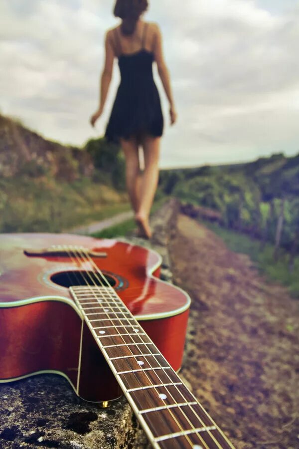 Слушать песню уходит девочка. Обложка для трека. Уйти красиво. Слушать песню уходит девочка. Слушать песню уходит девочка.