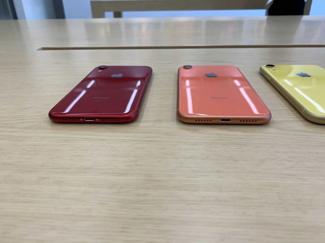 Iphone XR снизу. Айфон хр сбоку. Iphone XR megafon. Iphone XR красный вид снизу.