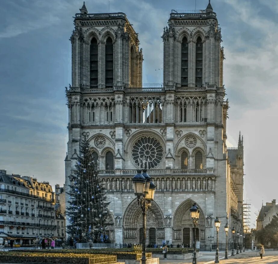 Famous cathedral. Франция нотердам де пари. Нотердам де пари история. В каком стиле построен нотердам де пари. В каком году был возведён нотердам де пари.