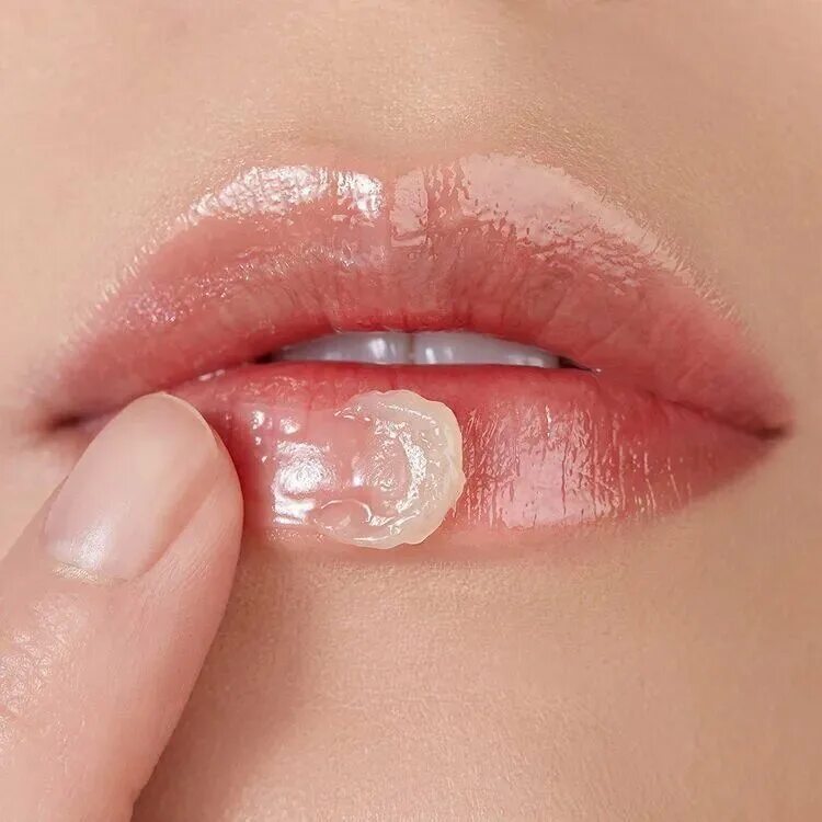 Мазать губы гигиенической помадой. Красивые увлажненные губы. Мягкие губы. Бальзам для губ.