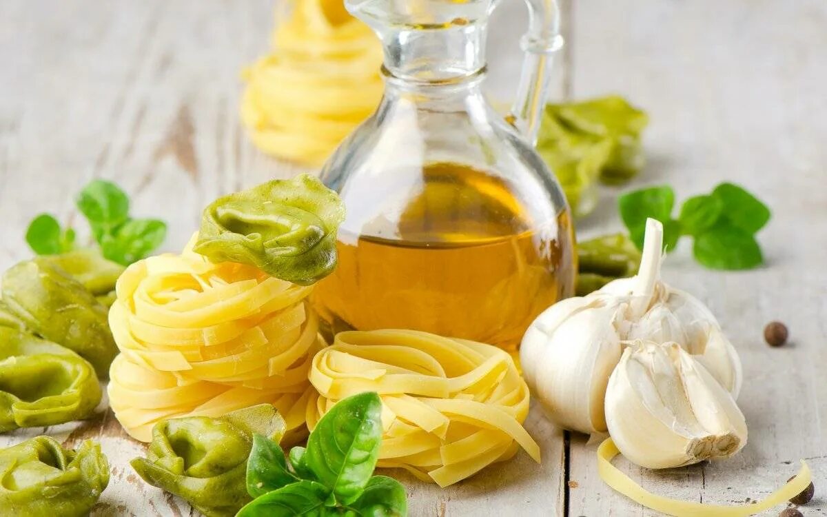 Масло чесночное рецепт приготовления в домашних условиях. Растительное масло. Масло оливковое с чесноком. Чесночное оливковое масло. Чесночное масло для еды.