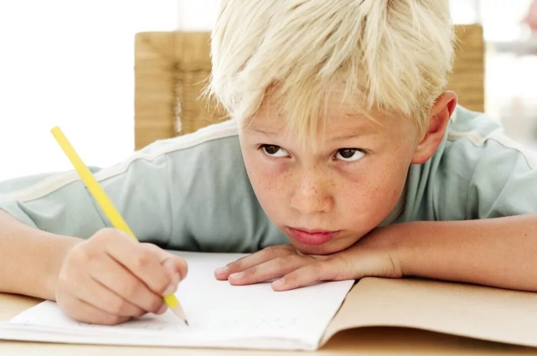 Ребенок пишет. Леворукий ребенок в школе. Писающий мальчик. Дети школьники. Почему ребенок устает