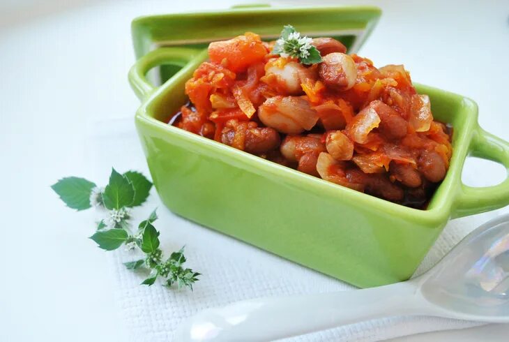 Салат из фасоли в томатном соусе. Салат с фасолью в томатном соусе. Салат из белой фасоли в томатном соусе. Салат с фасолью в томате. Фасоль в томате с овощами.