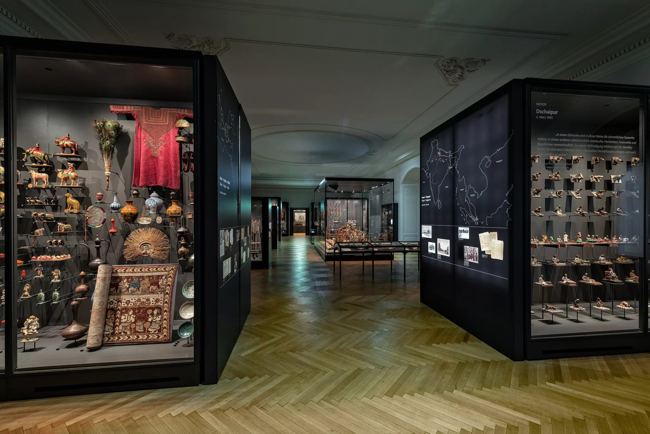 Про музеи выставки игры. Museum pieces. Национальный музей китая экспонаты. Музей гуггенхайма в нью-йорке экспонаты. Статуя в музее.