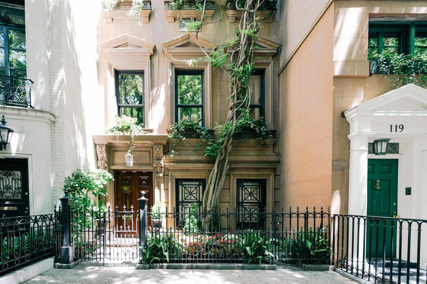 Upper east side. Особняки ист сайда. the townhouse филипп. верхний ист-сайд дома с крыльцом. особняк upper ribsden.
