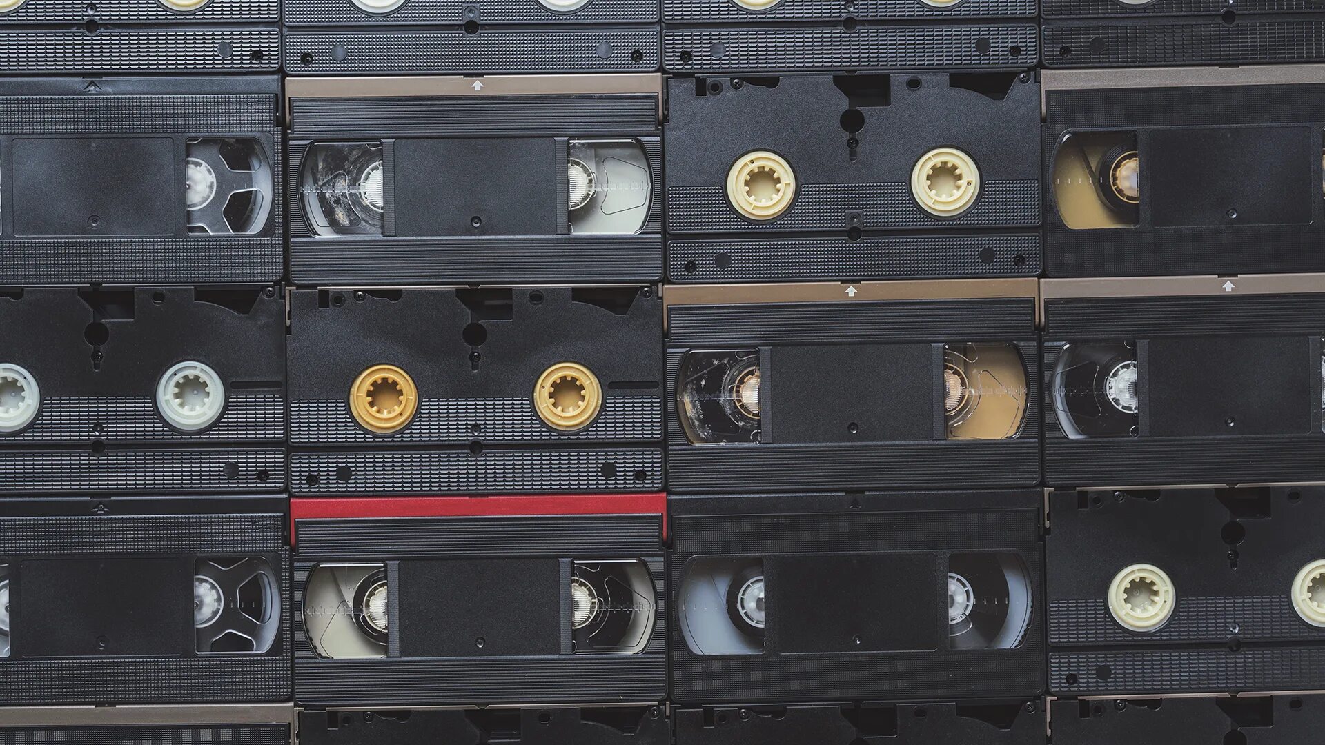 Покажи кассеты. Кассеты ГОСТЕЛЕРАДИОФОНД VHS. Кассеты ВХС мини дв. Старые видеокассеты. Видик для кассет.