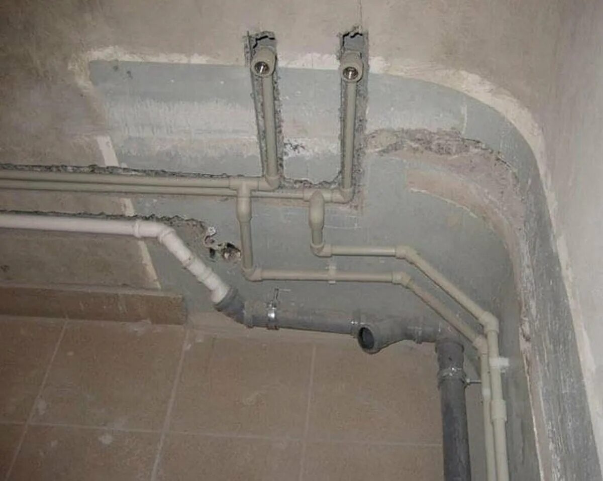 Прокладка канализационных 110 труб в стене в ванной. Полипропиленовые трубы в стене. Прокладка полипропиленовых труб в стене. Монтаж полипропиленовых труб в стену. Можно трубы прятать в стену